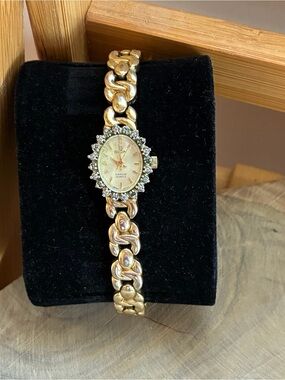 Vintage Elgin Diamond Quartz Cocktail Watch Gold Bracelet Manual Wind Dainty